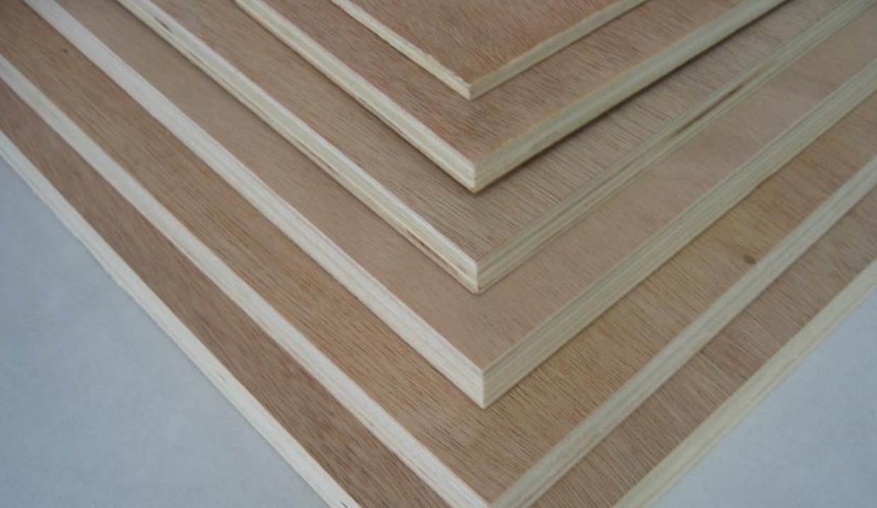 ¿Cómo garantizar la calidad de la madera contrachapada laminada de la superficie de película negra?