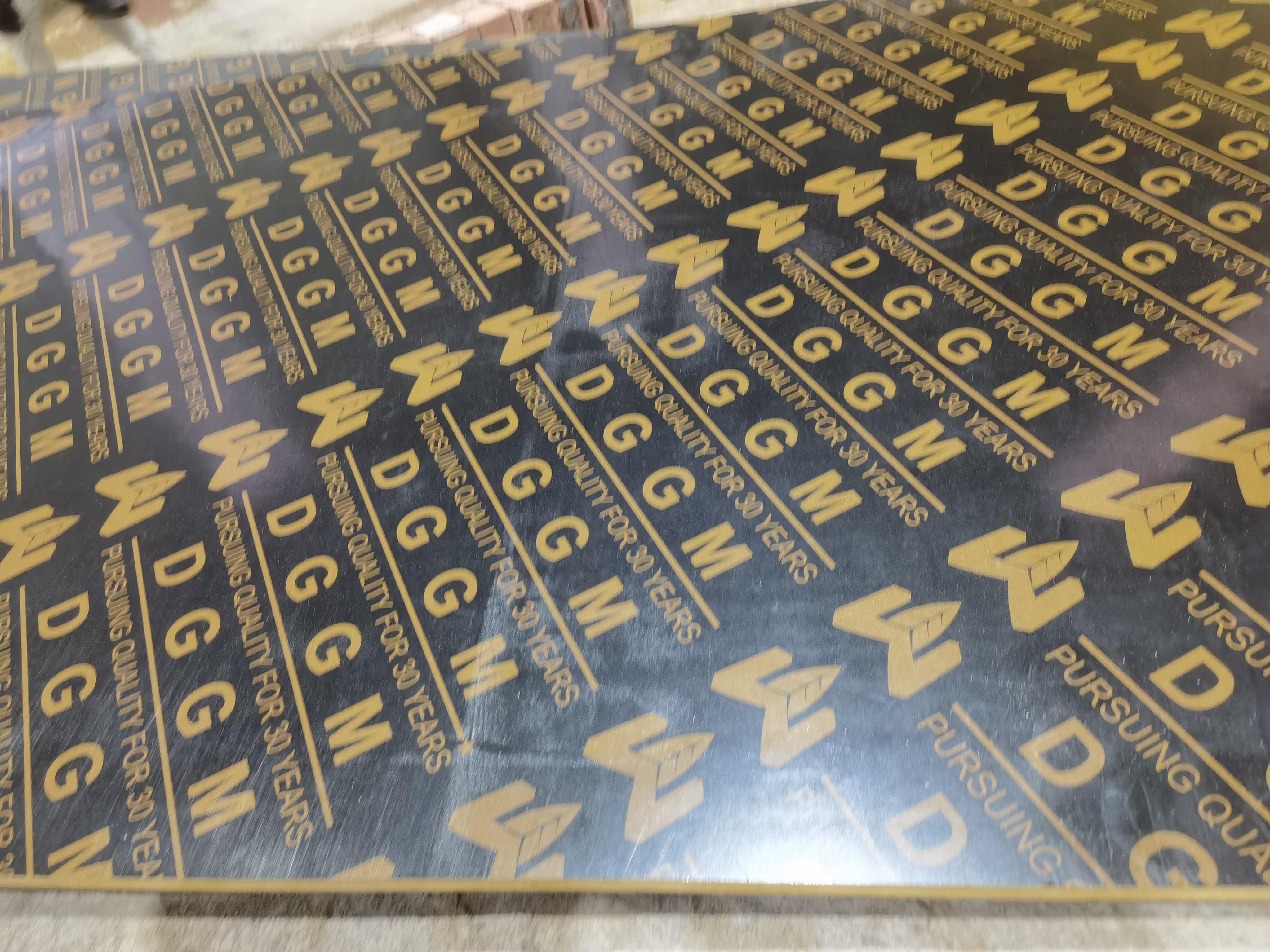 ¿Qué industrias están experimentando una creciente demanda de madera contrachapada laminada personalizada?